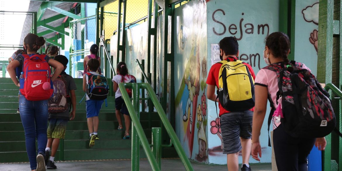 menos-da-metade-das-escolas-publicas-esta-ligada-a rede-de-esgoto menos-da-metade-das-escolas-publicas-esta-ligada-a rede-de-esgoto